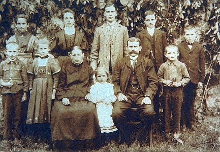 R. Henkes s rodinou - zcela vpravo, v roce 1910