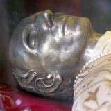Obličej Pallottiho skrývá kovová maska